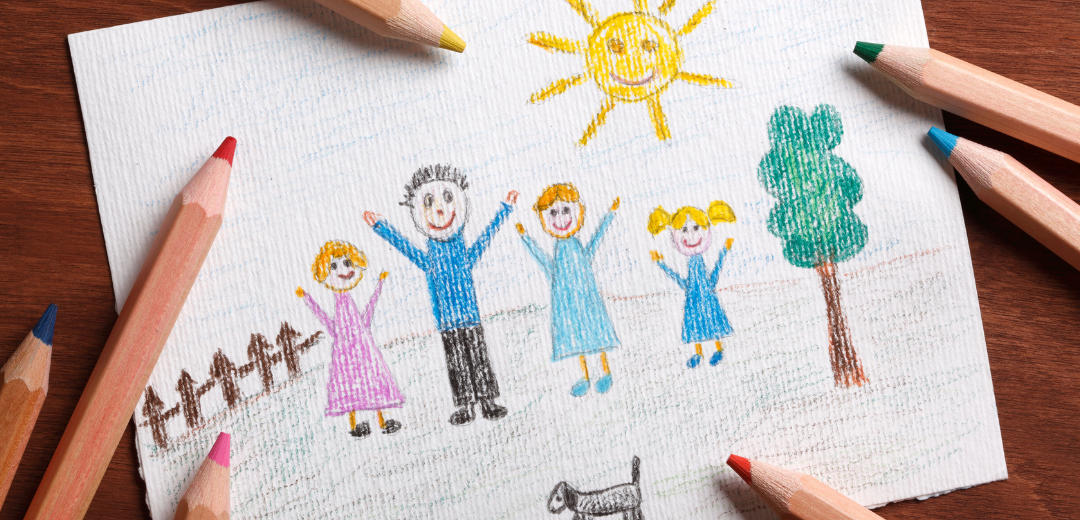 Kinderzeichnung einer glücklichen Familie mit Sonne, Baum und Zaun – symbolisiert Geborgenheit und Schutz.